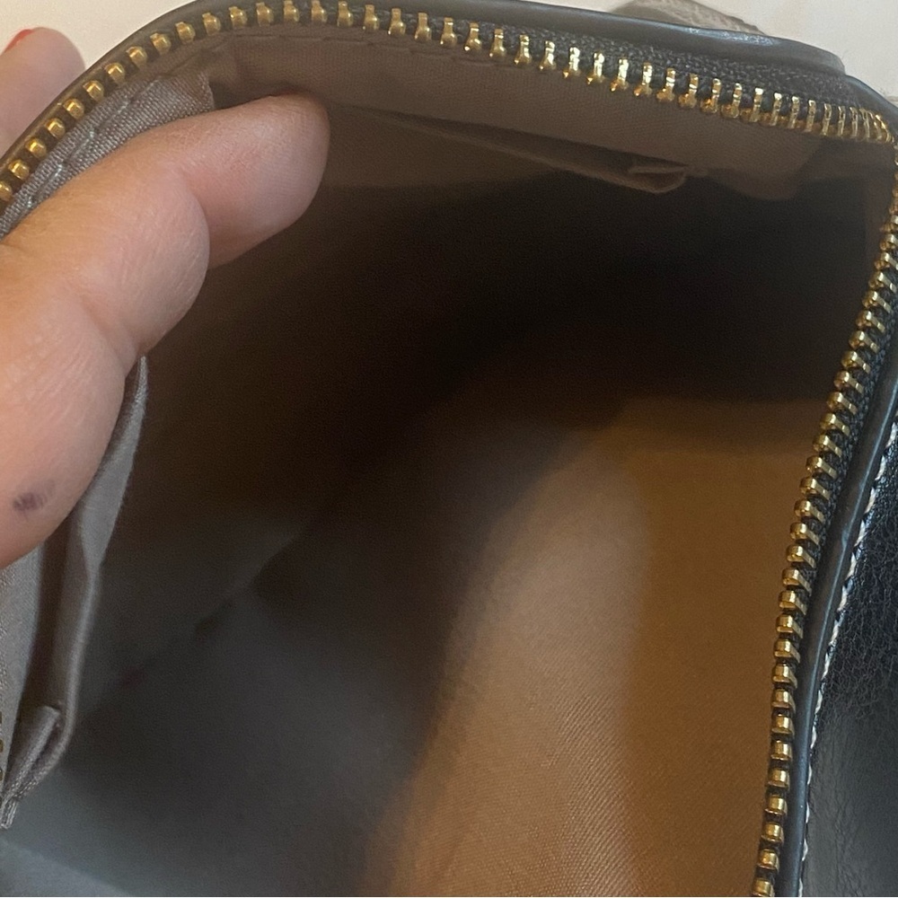 Elegant Black Crossbody Bag with Gold Bee Accent - Picture 6 of 10